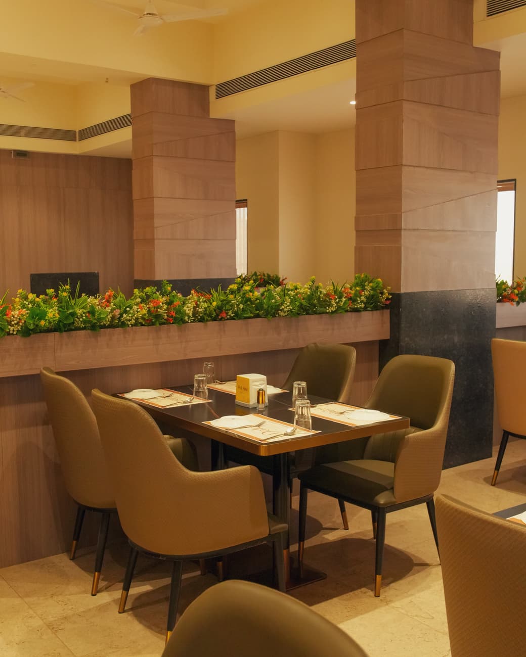 Dalchini dining table